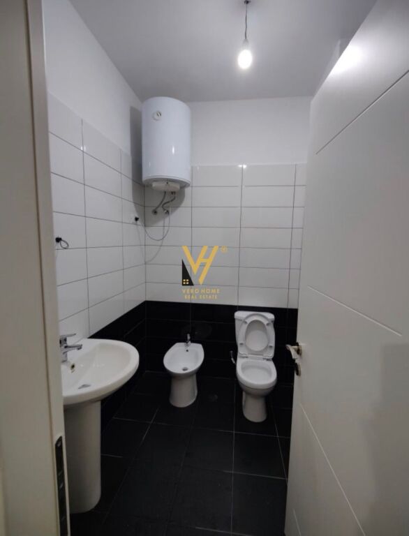 OFFICE 38 M2 FOR RENT AT SIRI KODRA 35,000 LEKE