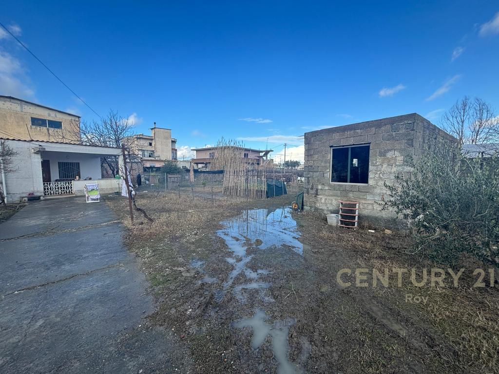 TERRENO + DUE EDIFICI A SHKOZA, VICINO ALLA STRADA PRINCIPALE!