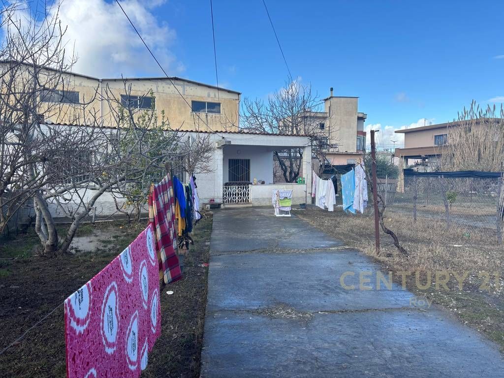 TERRENO + DUE EDIFICI A SHKOZA, VICINO ALLA STRADA PRINCIPALE!