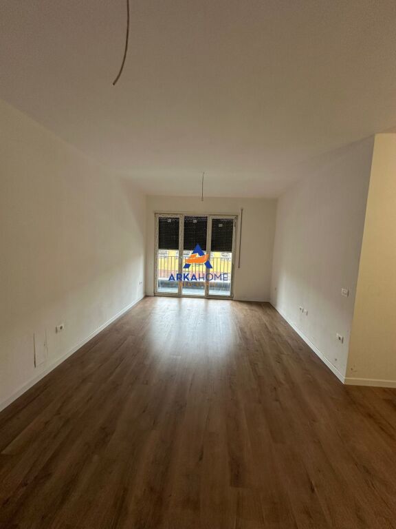 JEPET ME QERA APARTAMENT  GARAZHD PARKIMI RRUGA 5 MAJI 850.000 LEKË