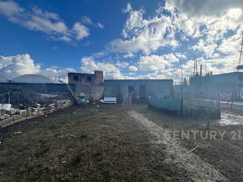TERRENO + DUE EDIFICI A SHKOZA, VICINO ALLA STRADA PRINCIPALE!