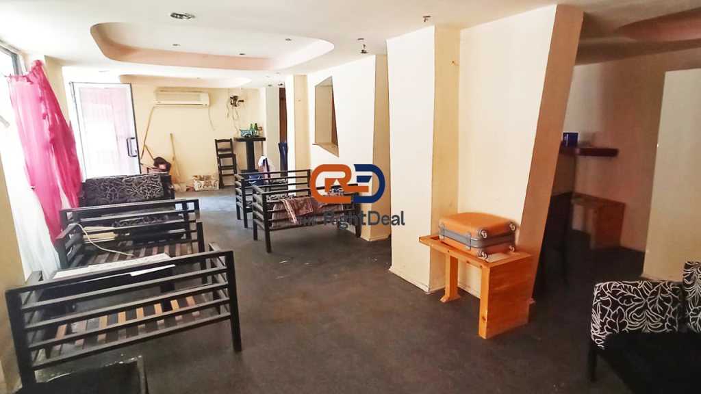 Nel Quartiere Studenti, Vendesi Locale Commerciale Fronte Strada