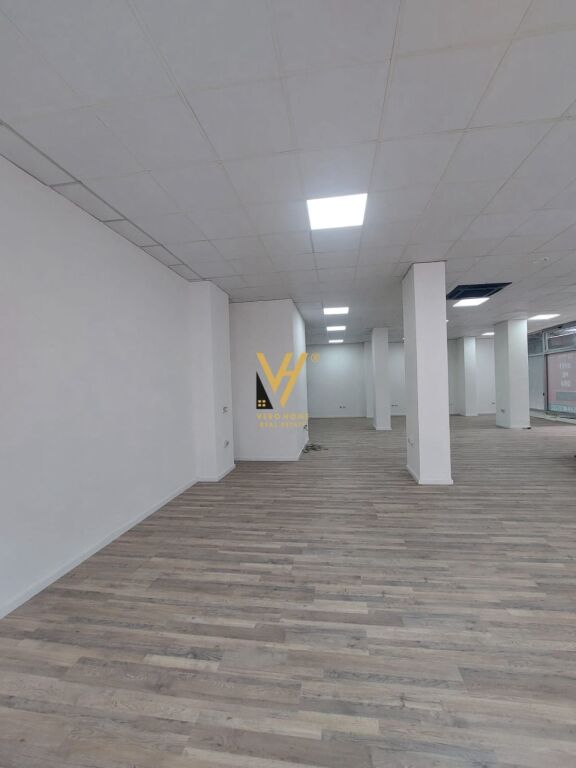 SHOP FOR RENT 172 M2 NEAR THE TRAIN STATION 2,600 EURO