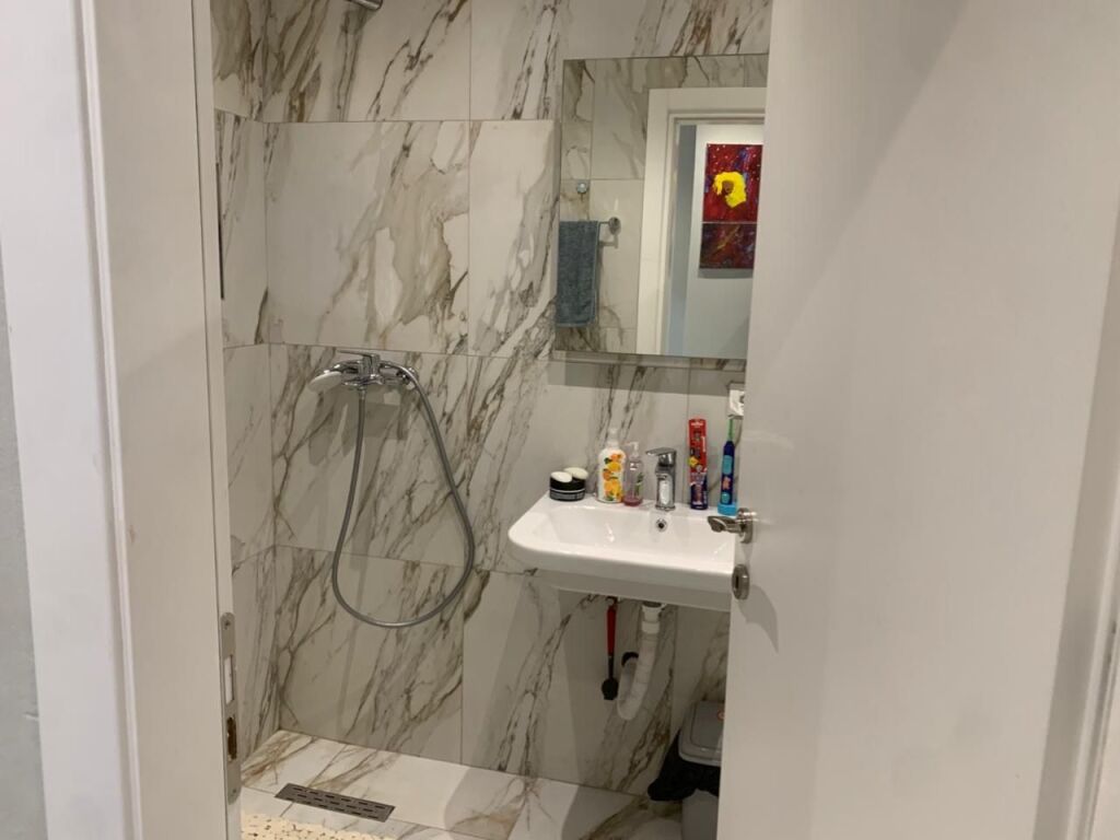 Shitet Apartament 2+1  Adresa : Porcelan Pran Tv Klan  Shitet Bosh pa mobilje  Kati 3  Siperfaqe 81.7 m2  Cmimi 155,000€