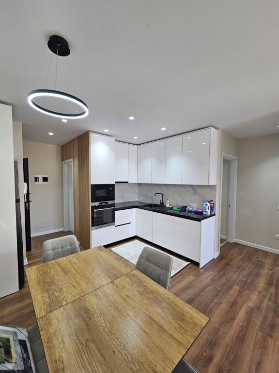Apartament modern 2+1 tek Ish Fusha e Aviacionit!
