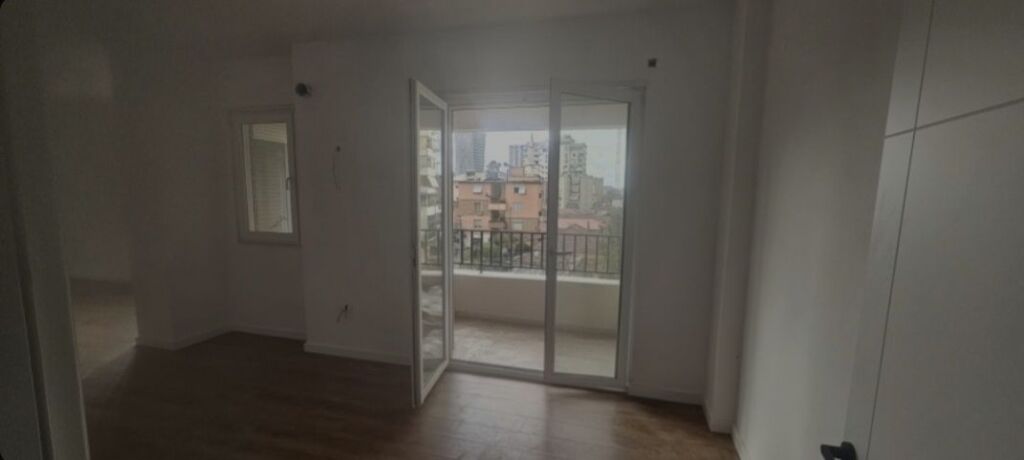 Apartament për Shitje 3+1+2 – Pazari i Ri  📍 Vendndodhje shumë e kërkuar, pranë qendrës së Tiranës  ▪️ Tipologjia: 3+1+2 ▪️ Kati: 2 ▪️ Orientimi: Jug–Perëndim (ndriçim natyral gjatë gjithë ditës) ▪️ Pallat i sapo përfunduar, gati për banim ▪️ Sipërfaqe totale: 135.5 m² ▪️ Siperfaqe neto  116.95 m² 💰 Çmimi: 2,500 € / m²