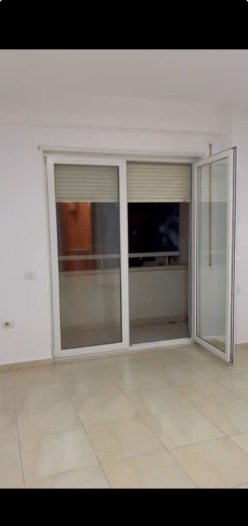 ZYRE ME QERA 118 M2 PAZARI I RI 1.000 EURO