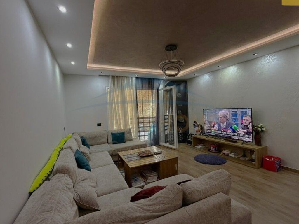 Shitet, Apartament 2+1, Komuna e Parisit