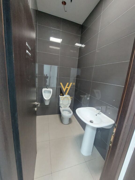 SHOP FOR RENT 172 M2 NEAR THE TRAIN STATION 2,600 EURO