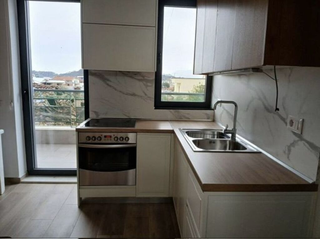 Super appartamento 1+1+parcheggio a Kombinat per 380€