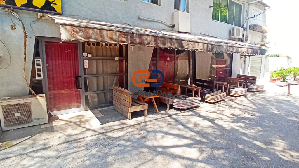 Nel Quartiere Studenti, Vendesi Locale Commerciale Fronte Strada