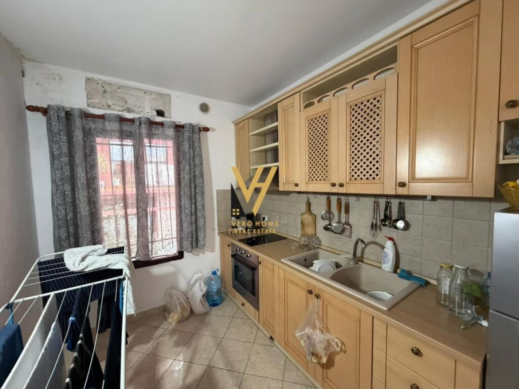 JEPET AMBIENT BIZNESI 80 M2 ME QIRA TE RRUGA E KAVAJES 60.000 LEKE