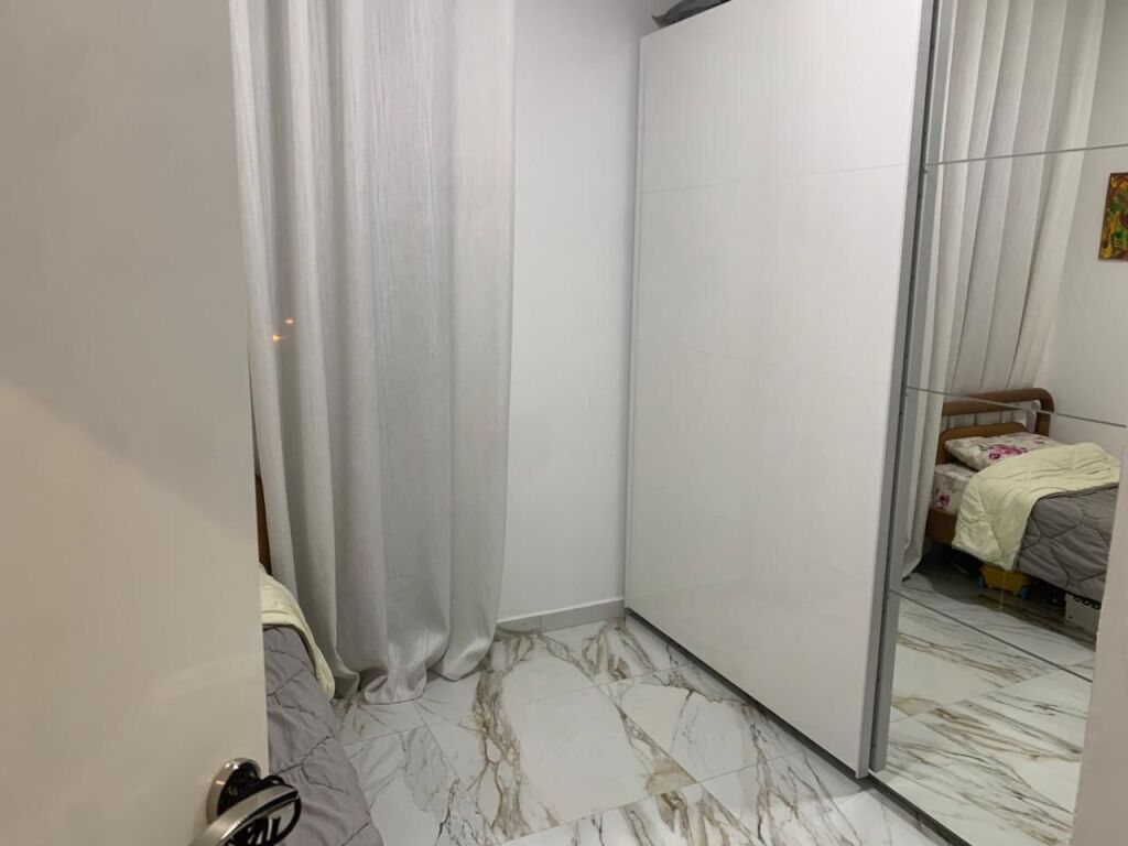 Shitet Apartament 2+1  Adresa : Porcelan Pran Tv Klan  Shitet Bosh pa mobilje  Kati 3  Siperfaqe 81.7 m2  Cmimi 155,000€