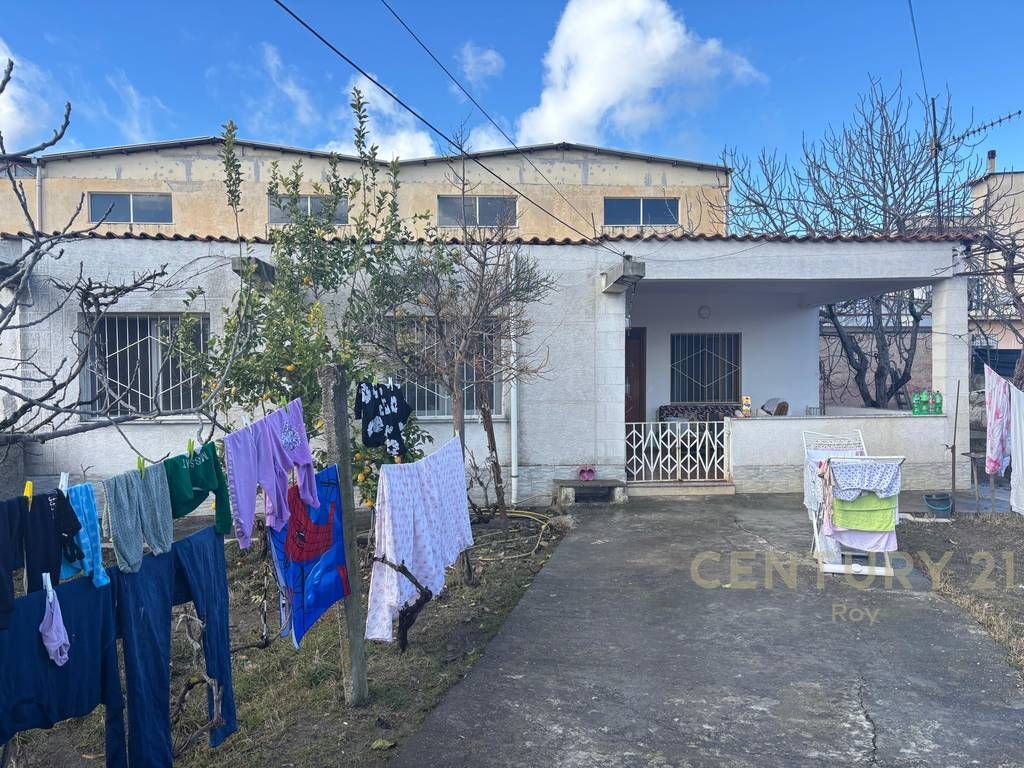 TERRENO + DUE EDIFICI A SHKOZA, VICINO ALLA STRADA PRINCIPALE!