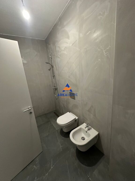 JEPET ME QERA APARTAMENT  GARAZHD PARKIMI RRUGA 5 MAJI 850.000 LEKË