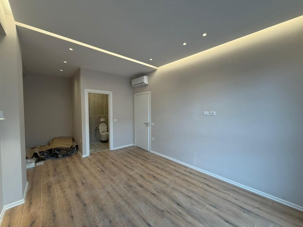 Apartment 2+1+Parking for rent at Komuna e Parisit.