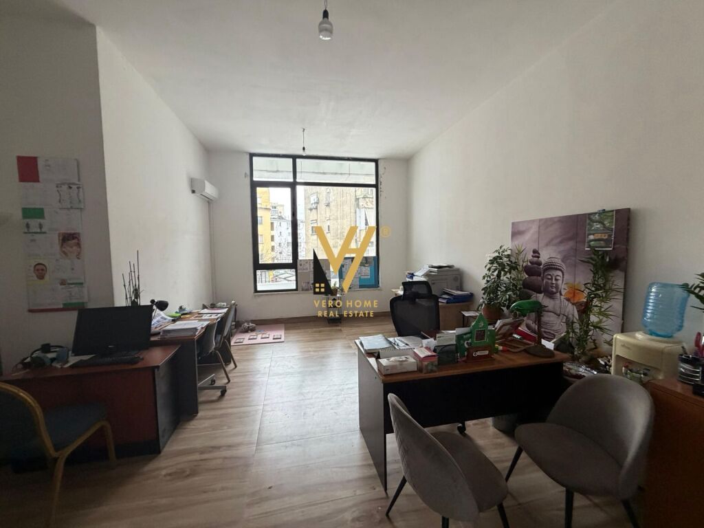 OFFICE 680 M2 FOR RENT ON MINE PEZA STREET 15,600 EURO