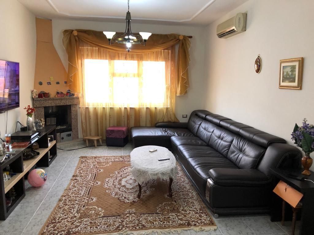 DUPLEX IN VENDITA – VIA MUHAMET GJOLLESHA (21 DICEMBRE)  📍 Dietro la scuola “Sabaudin Gabrani” 📐 235 m² | 2 ipoteche 🏢 5° &amp; 6° piano | Edificio esistente ☀️ Orientamento Est–Ovest  Organizzazione: 2 saloni, 2 cucine, 3 camere da letto, 4 balconi (1 chiuso 10 m²) + grande veranda.  ✔️ Ristrutturato ✔️ Parquet &amp; scale in legno ✔️ Camino, pannello solare ✔️ Telecamere di sicurezza  💰 400.000 € (Vendita per motivi di emigrazione)
