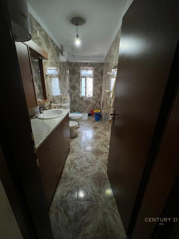 VENDESI APPARTAMENTO 2+1 NEL CENTRO DI TIRANA