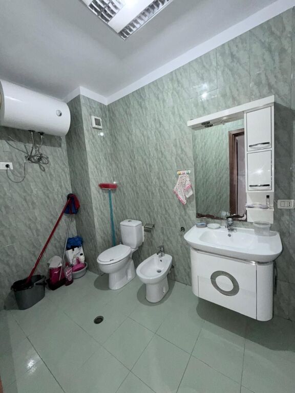 Jepet me qera ambient 2+1, me sipërfaqe 78 m², i