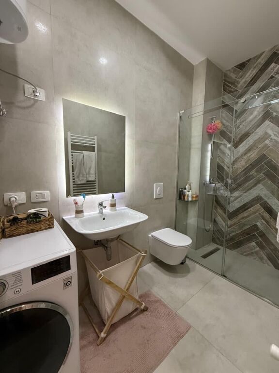 Apartament 2+1+2 per qira te Air Albania, pallati me i mire
