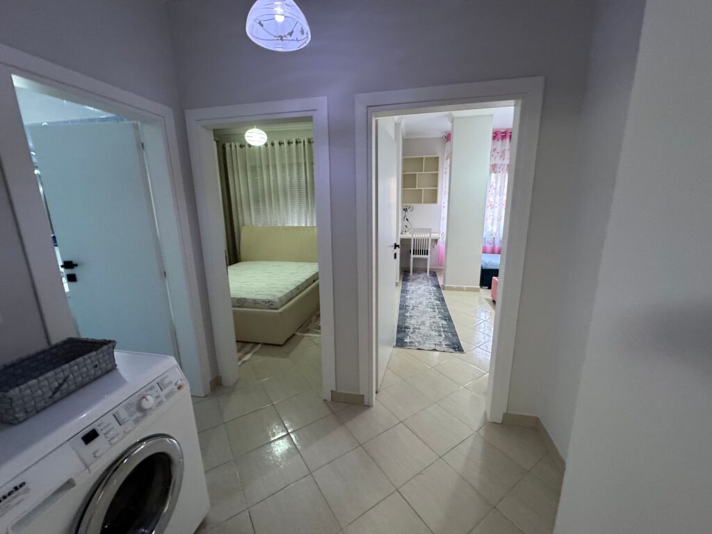 Jepet me qira apartament 2+1 📍 Kodra e Diellit, pranë Eleonorës 🏢 Kati 1, pallat i ri me ashensor 🛋️ Totalisht i mobiluar me mobilim bashkëkohor 💶 Çmimi: 550 € / muaj
