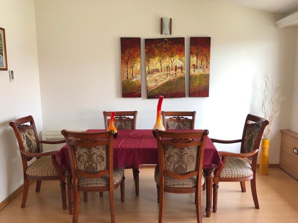 DUPLEX IN VENDITA – VIA MUHAMET GJOLLESHA (21 DICEMBRE)  📍 Dietro la scuola “Sabaudin Gabrani” 📐 235 m² | 2 ipoteche 🏢 5° &amp; 6° piano | Edificio esistente ☀️ Orientamento Est–Ovest  Organizzazione: 2 saloni, 2 cucine, 3 camere da letto, 4 balconi (1 chiuso 10 m²) + grande veranda.  ✔️ Ristrutturato ✔️ Parquet &amp; scale in legno ✔️ Camino, pannello solare ✔️ Telecamere di sicurezza  💰 400.000 € (Vendita per motivi di emigrazione)