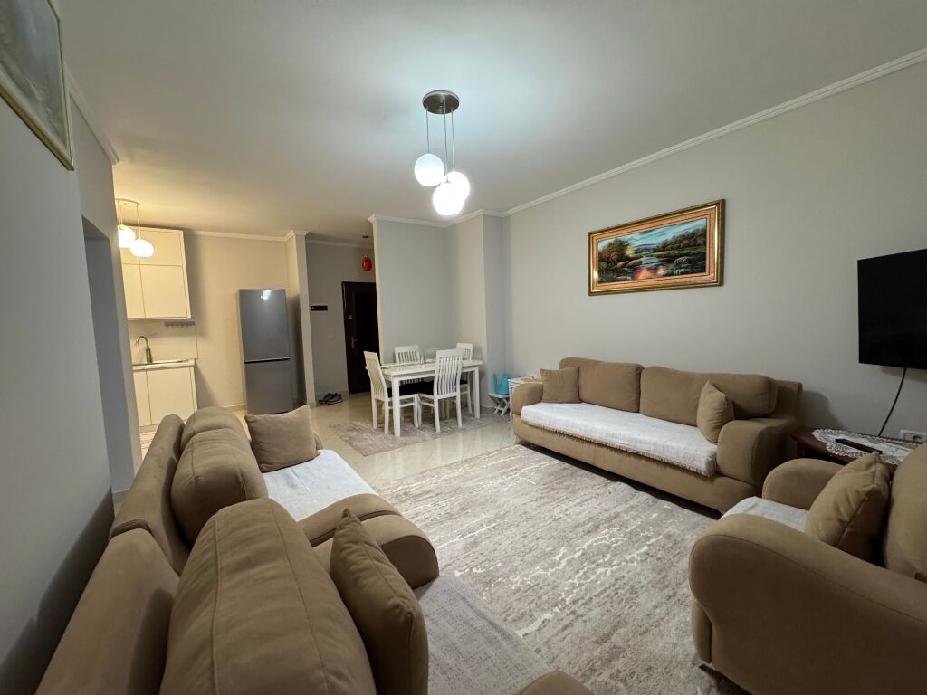 Jepet me qira apartament 2+1 📍 Kodra e Diellit, pranë Eleonorës 🏢 Kati 1, pallat i ri me ashensor 🛋️ Totalisht i mobiluar me mobilim bashkëkohor 💶 Çmimi: 550 € / muaj
