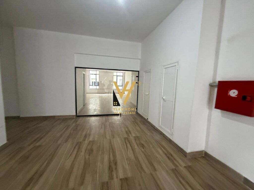 OFFICE 680 M2 FOR RENT ON MINE PEZA STREET 15,600 EURO