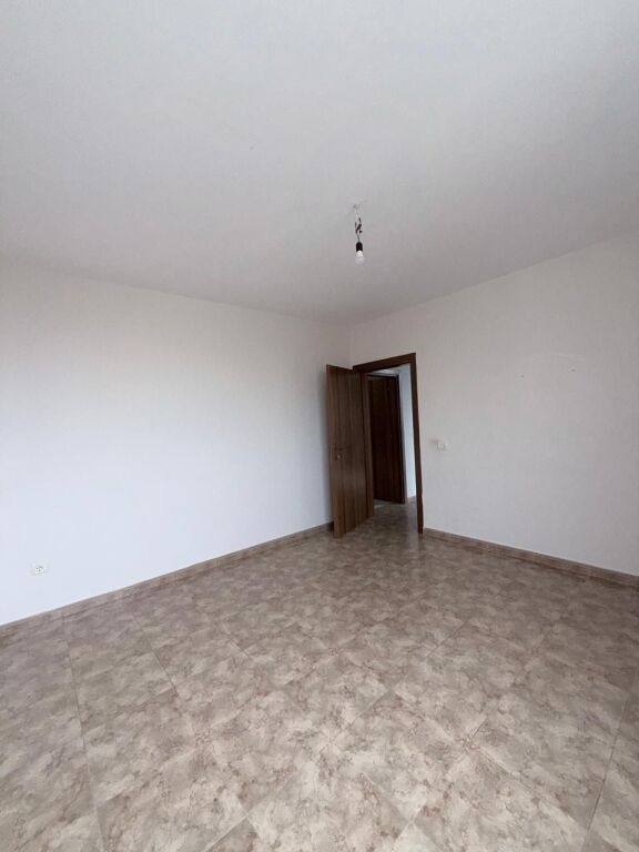 Jepet me qera ambient 2+1, me sipërfaqe 78 m², i