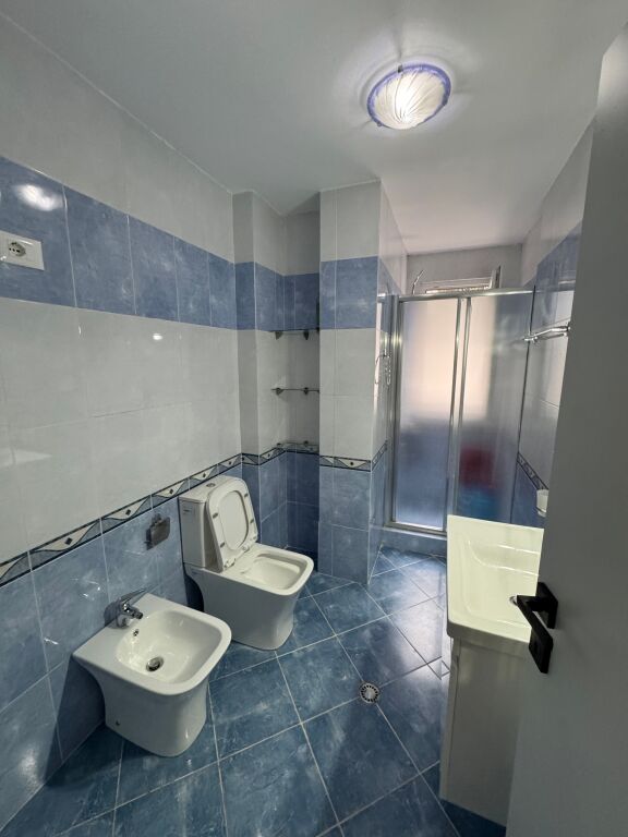 Jepet me qira apartament 2+1 📍 Kodra e Diellit, pranë Eleonorës 🏢 Kati 1, pallat i ri me ashensor 🛋️ Totalisht i mobiluar me mobilim bashkëkohor 💶 Çmimi: 550 € / muaj