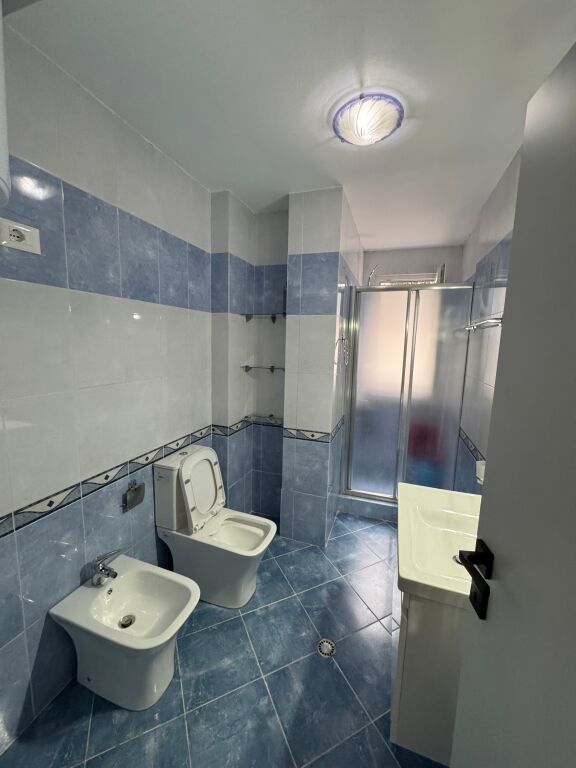 Jepet me qira apartament 2+1 📍 Kodra e Diellit, pranë Eleonorës 🏢 Kati 1, pallat i ri me ashensor 🛋️ Totalisht i mobiluar me mobilim bashkëkohor 💶 Çmimi: 550 € / muaj