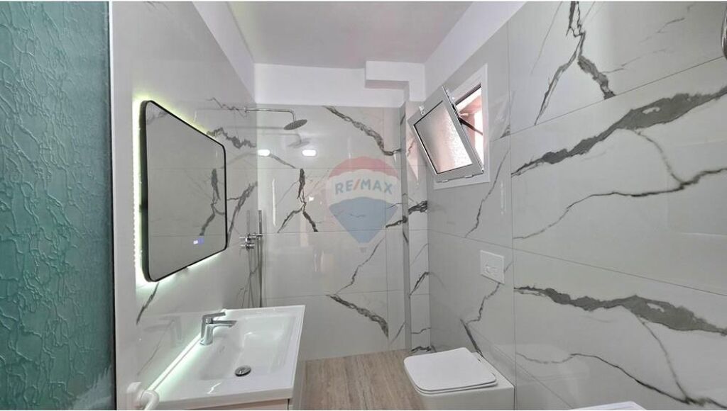 Apartament 2+1+2 në Shitje – Lungomare, Vlorë
