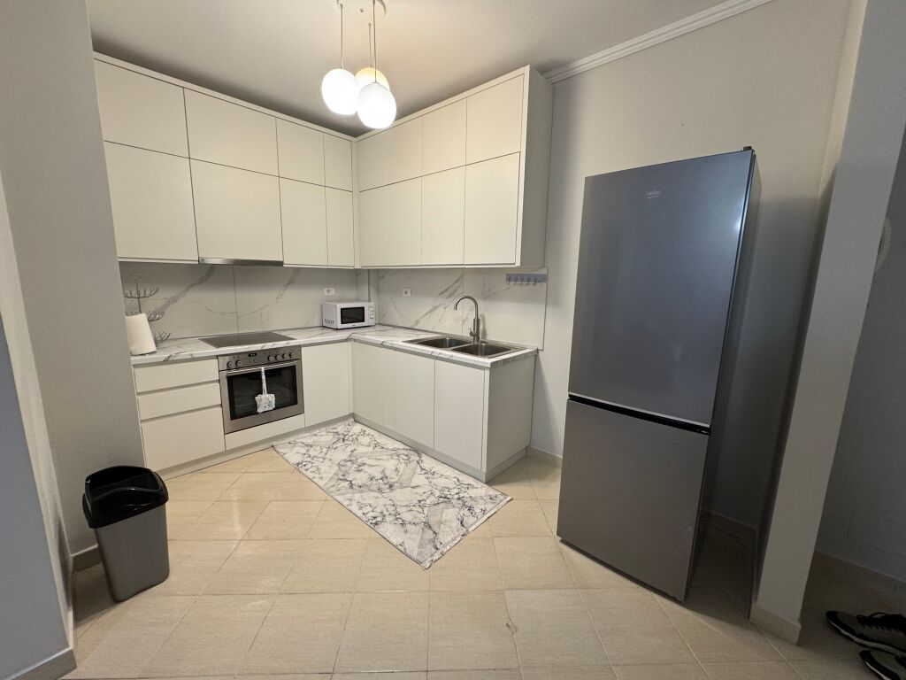 Jepet me qira apartament 2+1 📍 Kodra e Diellit, pranë Eleonorës 🏢 Kati 1, pallat i ri me ashensor 🛋️ Totalisht i mobiluar me mobilim bashkëkohor 💶 Çmimi: 550 € / muaj