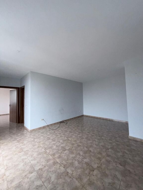 Jepet me qera ambient 2+1, me sipërfaqe 78 m², i