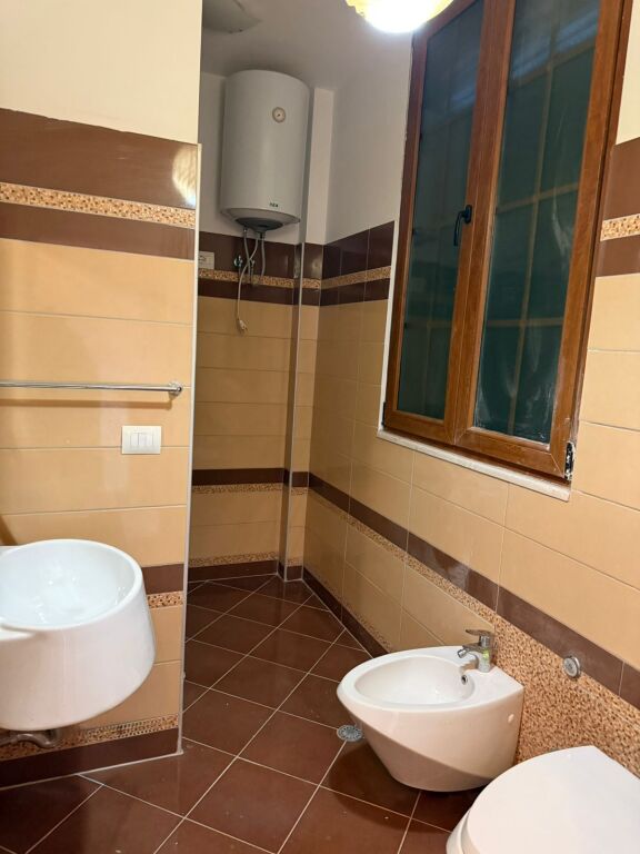 🏢Ne fshatin Vishaj jepet me qera vile 2 kateshe plotesisht e mobiluar. 2,000Euro