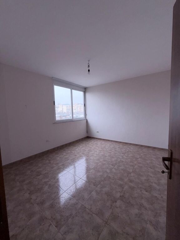 Jepet me qera ambient 2+1, me sipërfaqe 78 m², i