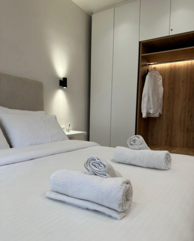 Jepet me qera apartament 2+1 Bulevardi Bajram Curri Afer rruges se Elbasanit Drejtoria e pergjithshme e policise Kati i 2 Totalisht i rinovuar Cmimi ; 700 Euro
