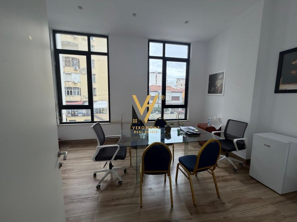 OFFICE 680 M2 FOR RENT ON MINE PEZA STREET 15,600 EURO