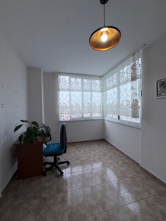 Jepet me qera ambient 2+1, me sipërfaqe 78 m², i