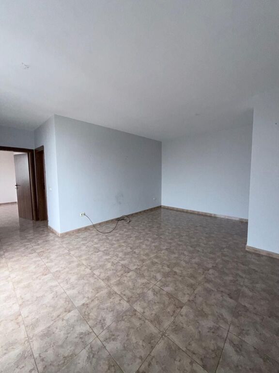 Jepet me qera ambient 2+1, me sipërfaqe 78 m², i