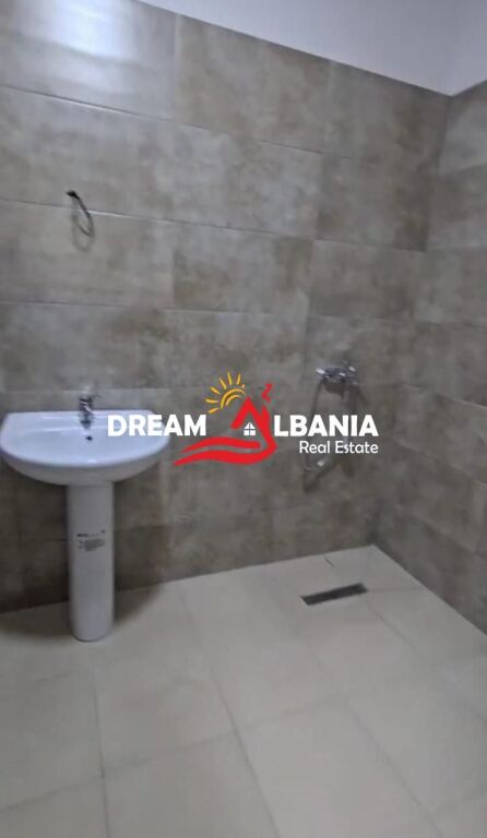 Shitet Apartament 2+1+2wc ne Rrugen 5 Maji , Tirane (ID 41212165)
