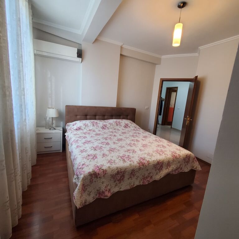 Affittasi appartamento 3+1+2 – Centro, Via Him Kolli  Appartamento arredato in affitto, in una delle zone più richieste di Tirana.  📍 Posizione: Via Him Kolli, Centro 🏢 3° piano, palazzo con ascensore 🛏 Tipologia: 3+1+2 💶 Prezzo: 1000 Euro / mese