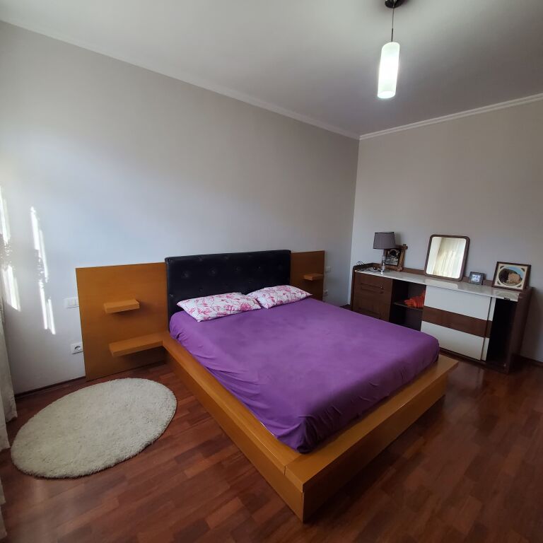 Affittasi appartamento 3+1+2 – Centro, Via Him Kolli  Appartamento arredato in affitto, in una delle zone più richieste di Tirana.  📍 Posizione: Via Him Kolli, Centro 🏢 3° piano, palazzo con ascensore 🛏 Tipologia: 3+1+2 💶 Prezzo: 1000 Euro / mese