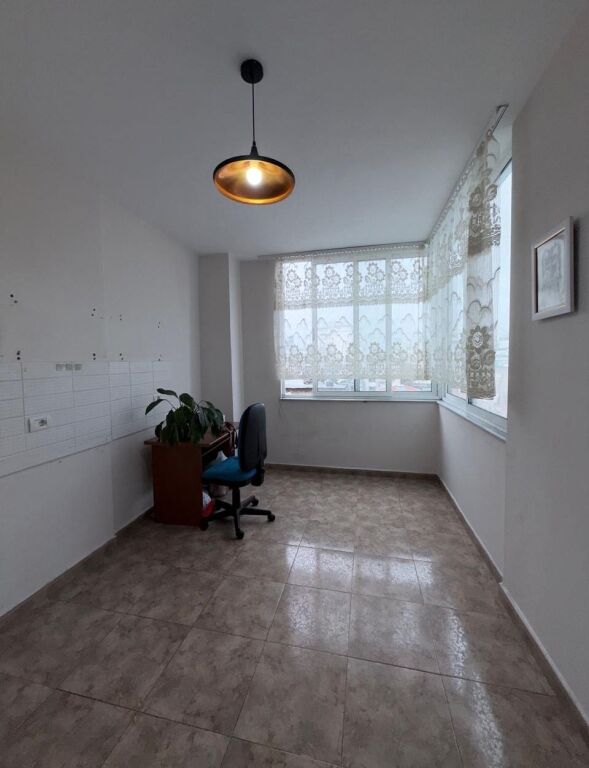 Jepet me qera ambient 2+1, me sipërfaqe 78 m², i