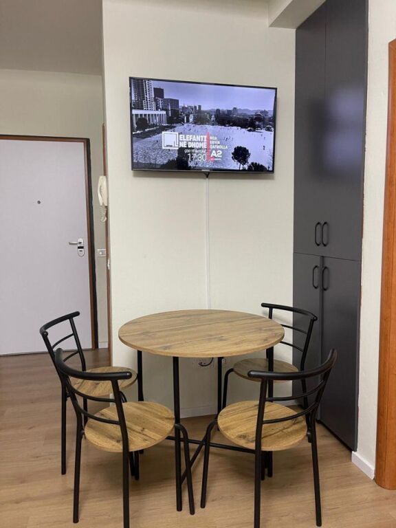 Jepet me Qira Apartament 1+1 – Komuna e Parisit !