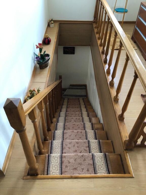 DUPLEX IN VENDITA – VIA MUHAMET GJOLLESHA (21 DICEMBRE)  📍 Dietro la scuola “Sabaudin Gabrani” 📐 235 m² | 2 ipoteche 🏢 5° &amp; 6° piano | Edificio esistente ☀️ Orientamento Est–Ovest  Organizzazione: 2 saloni, 2 cucine, 3 camere da letto, 4 balconi (1 chiuso 10 m²) + grande veranda.  ✔️ Ristrutturato ✔️ Parquet &amp; scale in legno ✔️ Camino, pannello solare ✔️ Telecamere di sicurezza  💰 400.000 € (Vendita per motivi di emigrazione)