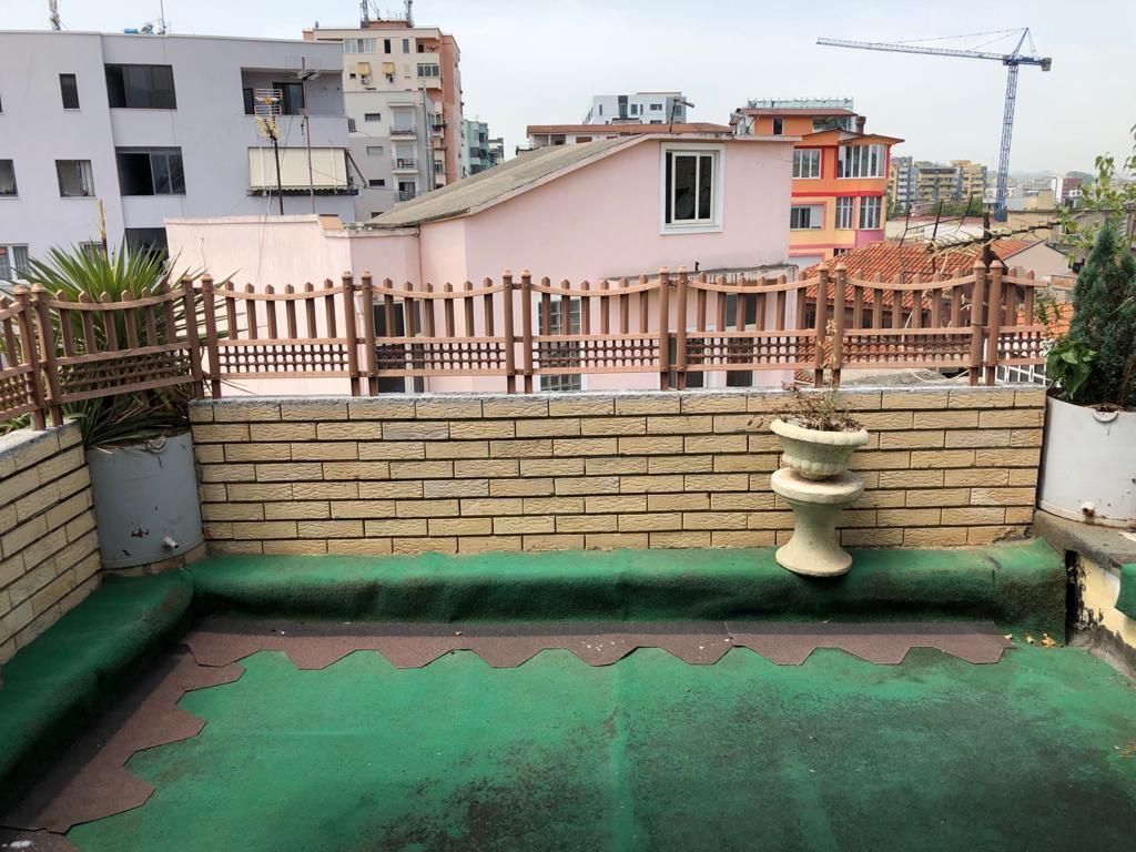 DUPLEX IN VENDITA – VIA MUHAMET GJOLLESHA (21 DICEMBRE)  📍 Dietro la scuola “Sabaudin Gabrani” 📐 235 m² | 2 ipoteche 🏢 5° &amp; 6° piano | Edificio esistente ☀️ Orientamento Est–Ovest  Organizzazione: 2 saloni, 2 cucine, 3 camere da letto, 4 balconi (1 chiuso 10 m²) + grande veranda.  ✔️ Ristrutturato ✔️ Parquet &amp; scale in legno ✔️ Camino, pannello solare ✔️ Telecamere di sicurezza  💰 400.000 € (Vendita per motivi di emigrazione)