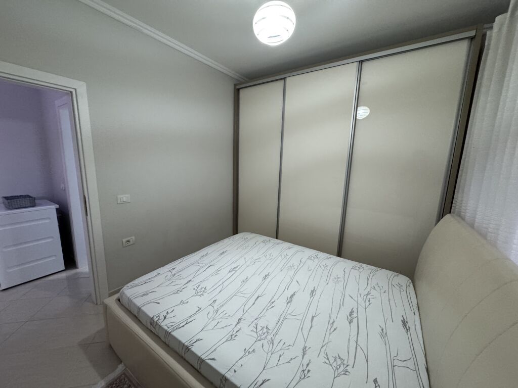 Jepet me qira apartament 2+1 📍 Kodra e Diellit, pranë Eleonorës 🏢 Kati 1, pallat i ri me ashensor 🛋️ Totalisht i mobiluar me mobilim bashkëkohor 💶 Çmimi: 550 € / muaj