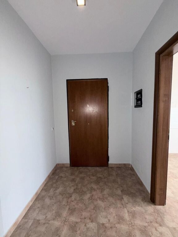 Jepet me qera ambient 2+1, me sipërfaqe 78 m², i